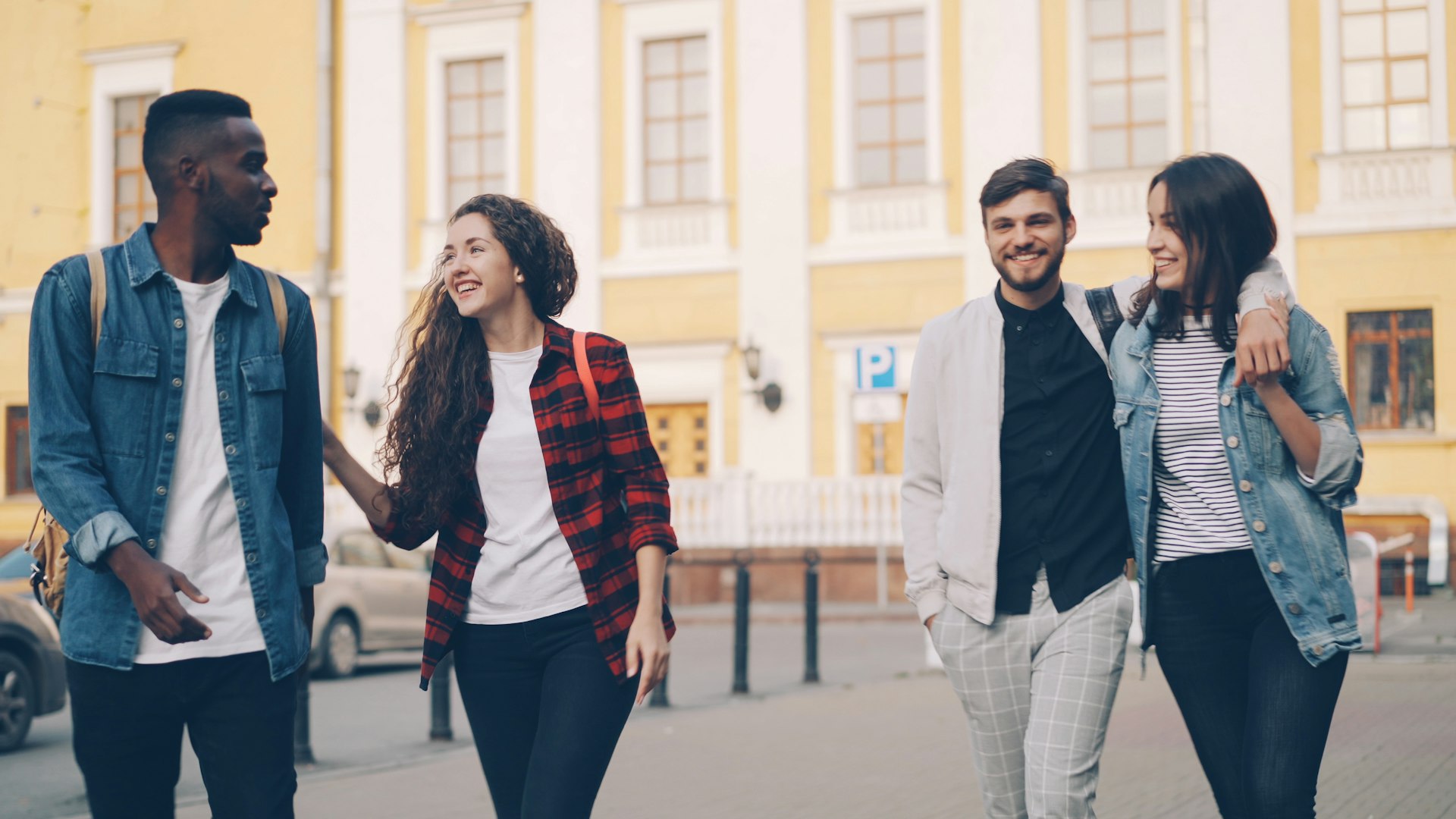 A group of travellers exploring a city together with backpacks